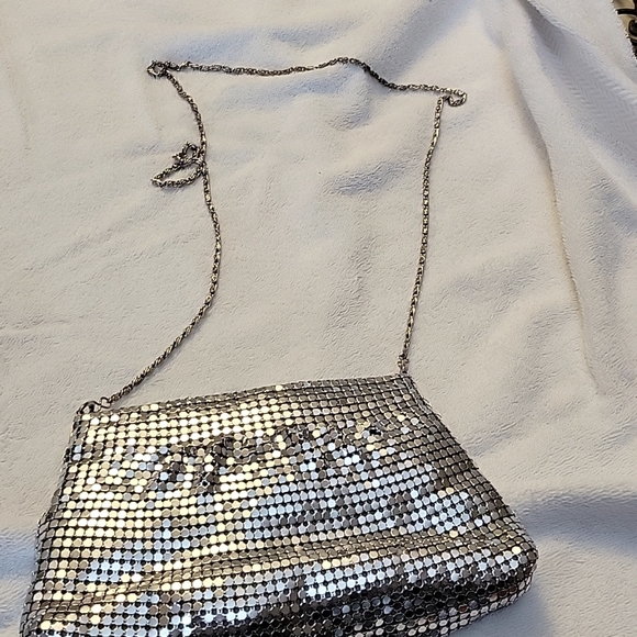 SILVER FISH SCALE HANDBAG  22X16X2.5 CM WITH CHAIN APPROX 110CM VINTAGE - Picture 1 of 2